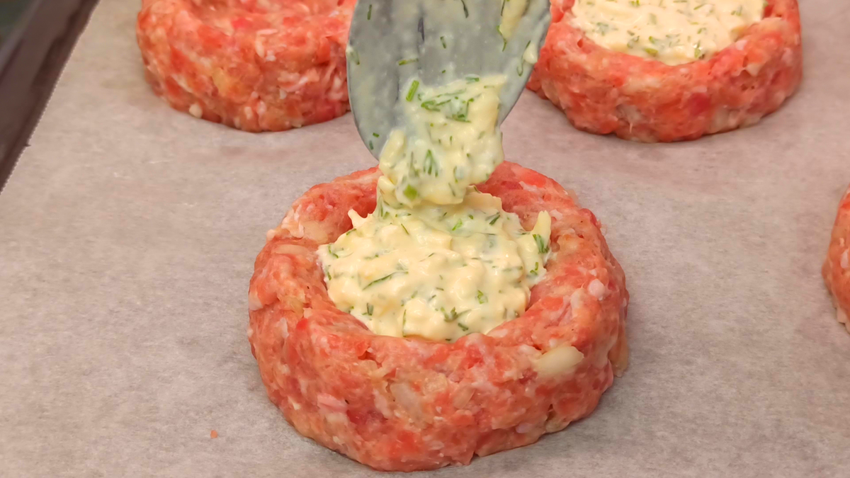 Мясное кольцо с морковью и сыром